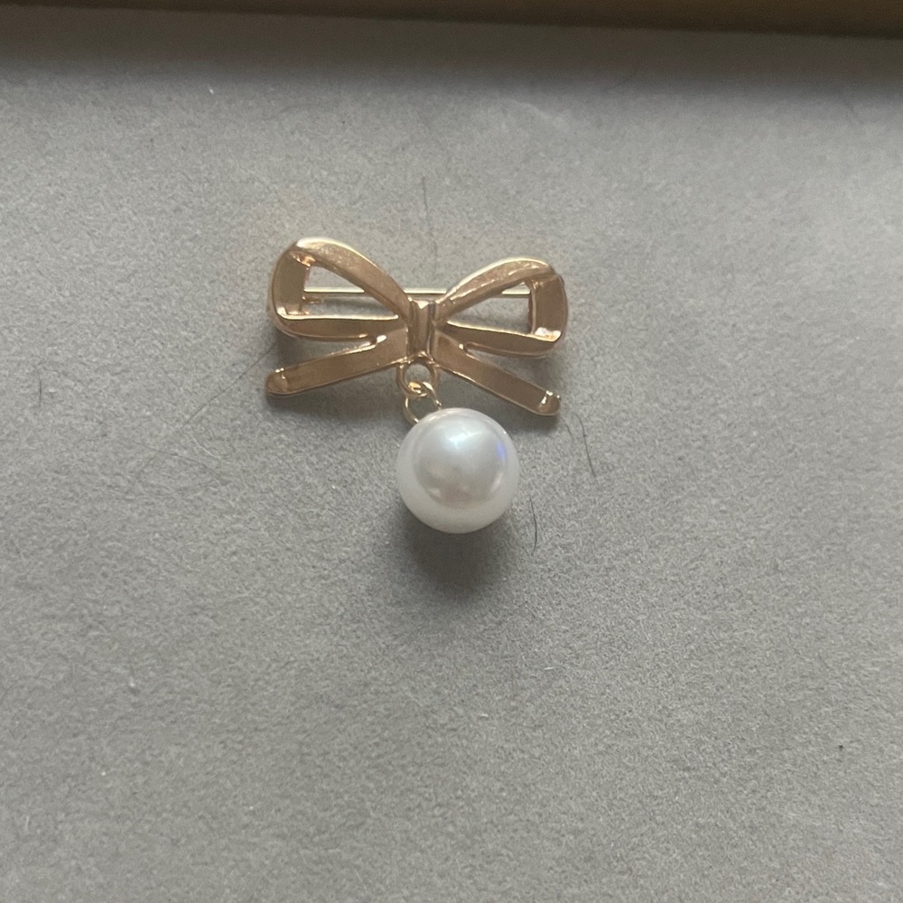 Elegant Gold Bow Pearl brooch